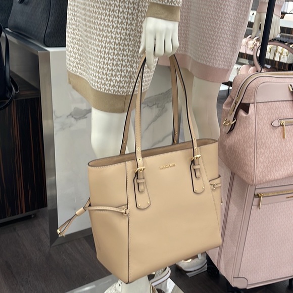 Michael Kors Voyager Small Saffiano Leather Tote Bag
30H1GV6T4T
NWT
OYSTER - Picture 16 of 16